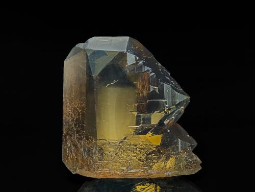 Quartz (variety smoky quartz)<br />Aiguille de l'Eboulement, Les Petites Jorasses, Mont Blanc, Chamonix, Haute-Savoie, Auvergne-Rhône-Alpes, Francia<br />3.4 x 3.4 cm<br /> (Author: am mizunaka)