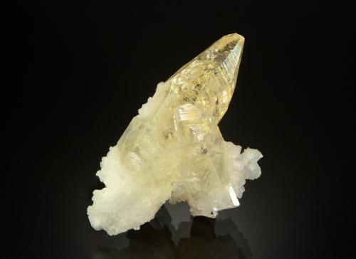 Calcite<br />Mumbai (Bombay), Distrito Mumbai (Bombay), Maharashtra, India<br />5.8 x 3.3 x 2.1 cm<br /> (Author: Michael Shaw)