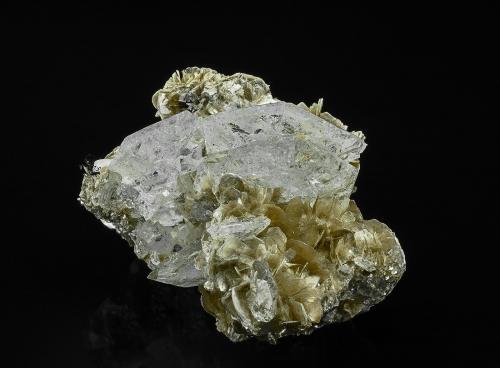 Beryl (variety goshenite), Muscovite, Cassiterite<br />Mina Pingwu, Huya, Monte Xuebaoding, Pingwu, Prefectura Mianyang, Provincia Sichuan, China<br />9.4 x 7.9 cm<br /> (Author: am mizunaka)