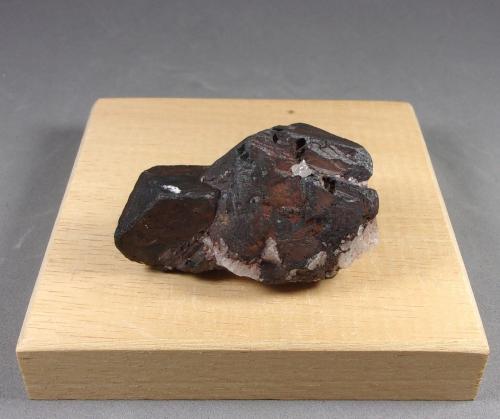 Ferberita (variedad reinita)<br />Mina Bugarama, Kagogo, Distrito Burera, Provincia Norte, Ruanda<br />5 x 3 x 2 cm.  77,9 g.<br /> (Autor: J. G. Alcolea)