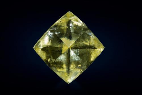 Diamante<br />Mina Schutsekama, Río Riet, Ritchie, Municipio local Sol Plaatje, Municipio Frances Baard, Provincia Septentrional del Cabo, Sudáfrica<br />3 x 3 x 3 cm / cristal principal: 2.7 cm<br /> (Autor: Museo MIM)