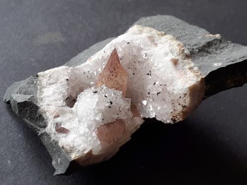 Calcite, Quartz, Goethite<br />Cantera Juchem, Niederwörresbach, Herrstein, Hunsrück, Renania-Palatinado/Rheinland-Pfalz, Alemania<br />7 x 5,5 cm<br /> (Author: Volkmar Stingl)