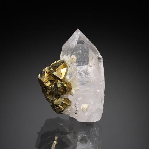 Quartz, Chalcopyrite<br />Mina Yaogangxian, Yizhang, Prefectura Chenzhou, Provincia Hunan, China<br />2.1 x 1.5 x 3 cm<br /> (Author: Antonio Nazario)