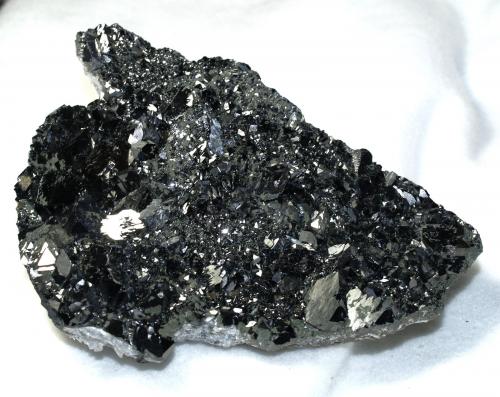 Magnetite<br />Zona minera Huanggang, Hexigten Banner (Kèshíkèténg Qí), Chifeng (Ulanhad), Región Autónoma Mongolia Interior, China<br />13x9x2.2 cm''s<br /> (Author: Joseph DOliveira)