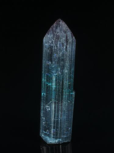 Elbaite<br />Concesión Pederneira, São José da Safira, Governador Valadares, Vale do Rio Doce, Minas Gerais, Brasil<br />5.2 x 1.4 cm<br /> (Author: am mizunaka)