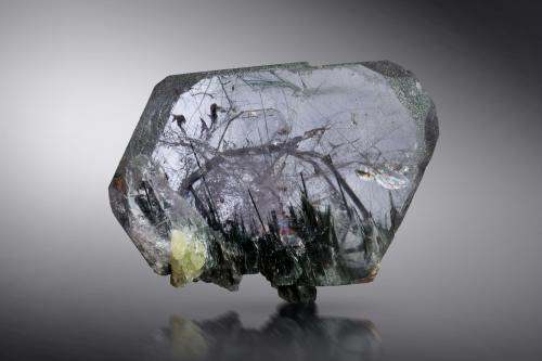 Fluorapatite with Actinolite inclusions<br />Ganadao (Colina Gandao), Distrito Mohmand, Division Peshawar, Provincia Khyber Pakhtunkhwa, Paquistán<br />7 x 2 x 5.5 cm<br /> (Author: MIM Museum)