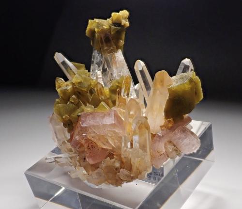 Fluorapatite, Siderite, Quartz<br />Mina Kami, Provincia Ayopaya, Departamento Cochabamba, Bolivia<br />74 mm x 52 mm. Mass: 87 g.<br /> (Author: Carles Millan)