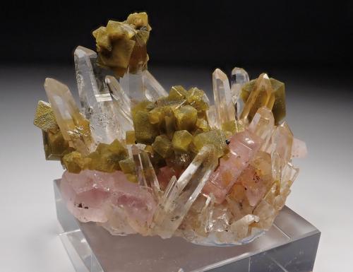 Fluorapatite, Siderite, Quartz<br />Mina Kami, Provincia Ayopaya, Departamento Cochabamba, Bolivia<br />74 mm x 52 mm. Mass: 87 g.<br /> (Author: Carles Millan)