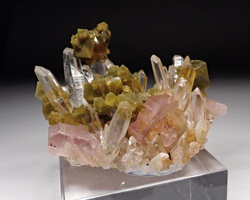 Fluorapatite, Siderite, Quartz<br />Mina Kami, Provincia Ayopaya, Departamento Cochabamba, Bolivia<br />74 mm x 52 mm. Mass: 87 g.<br /> (Author: Carles Millan)