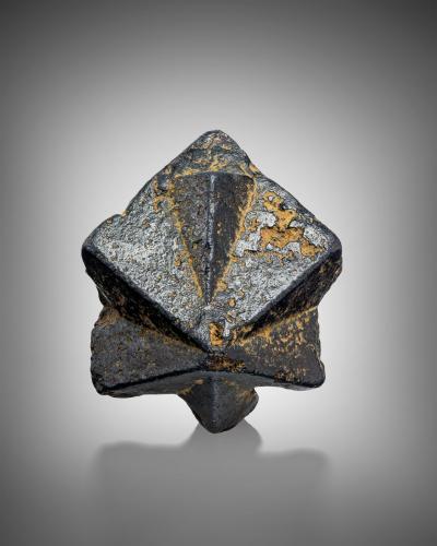 Uraninite<br />Chaung-gyi-ah-le-ywa, Chaung-gyi, Mogok, Distrito Pyin-Oo-Lwin, Región Mandalay (Division Mandalay), Myanmar (Burma)<br />2 x 2 x 1.5 cm<br /> (Author: MIM Museum)