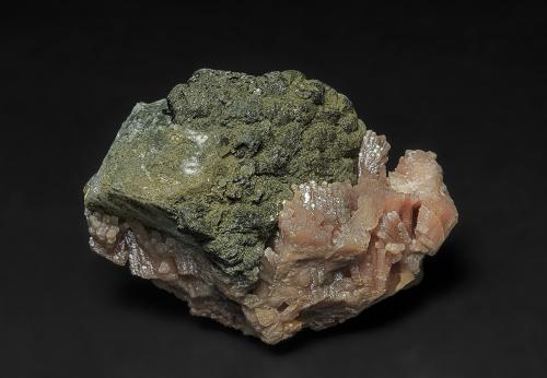Rhodochrosite, Chamosite, Calcite<br />Broken Hill, Condado Yancowinna, Nueva Gales del Sur, Australia<br />3.4 x 1.8 cm<br /> (Author: am mizunaka)