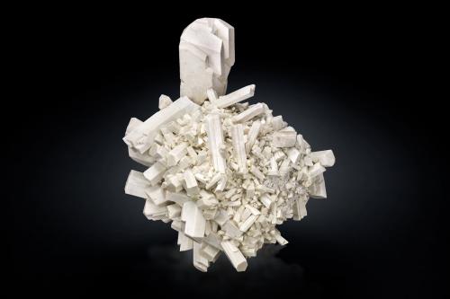 Orthoclase<br />Distrito Karibib, Región Erongo, Namibia<br />23 x 15 x 28 cm / main crystal: 10.6 cm.<br /> (Author: MIM Museum)