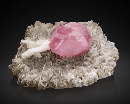 Fluorapatite with Albite and Muscovite<br />Mina Pingwu, Huya, Monte Xuebaoding, Pingwu, Prefectura Mianyang, Provincia Sichuan, China<br />13.5 x 8.5 x 7 cm / main crystal: 5.5 cm.<br /> (Author: MIM Museum)