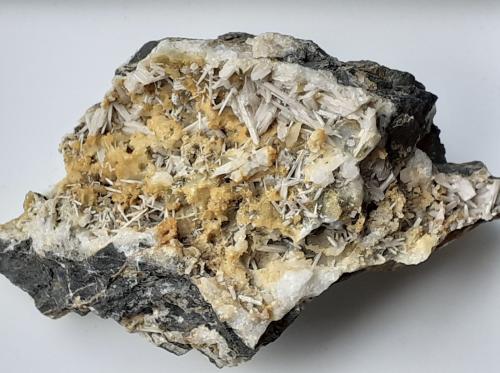 Cerussite<br />Mina Glücksrad, Oberschulenberg, Clausthal-Zellerfeld, Distrito Goslar, Harz, Baja Sajonia/Niedersachsen, Alemania<br />6 x 3,5 cm<br /> (Author: Volkmar Stingl)