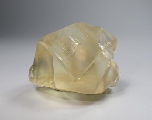 Calcite (Twinned)<br />Mina Sokolovskoe (Mina Sokolovskiy), Rudny, Región Kostanay, Kazajstán<br />43 mm x 37 mm x 33 mm<br /> (Author: Don Lum)