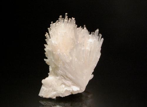 Mesolite<br />Canteras Pashan, Pashan, Distrito Pune (Distrito Poonah), Maharashtra, India<br />7.0 x 4.5 x 2.5 cm<br /> (Author: Michael Shaw)