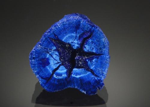 Azurite<br />Depósito Mikheevskoe, Distrito Kartalinsky, Chelyabinsk Oblast, Distrito Federal Ural, Rusia<br />2.3 x 2.2 cm<br /> (Author: Michael Shaw)