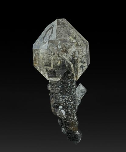 Quartz<br />Mina Treasure Mountain Diamond, Little Falls, Condado Herkimer, New York, USA<br />6.0 x 2.7 cm<br /> (Author: am mizunaka)