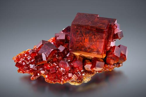 Vanadinite<br />Mibladen (distrito minero Mibladen), Midelt, Provincia Midelt, Región Drâa-Tafilalet, Marruecos<br />7 x 4 x 3.5 cm / main crystal: 3.5 cm.<br /> (Author: MIM Museum)