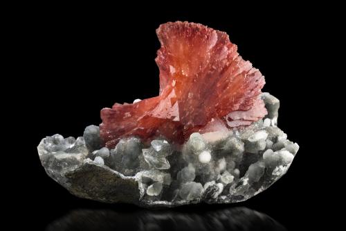 Heulandite-Ca on Quartz (variety chalcedony)<br />Distrito Jalgaon, Maharashtra, India<br />12.5 x 9 x 9 cm / main crystal: 8 cm.<br /> (Author: MIM Museum)