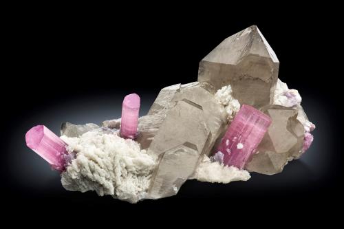 Elbaite with Quartz (variety smoky) Albite and 'lepidolite'<br />Paprok, Distrito Kamdesh, Provincia Nuristan, Afganistán<br />25 x 14 x 7.5 cm / main crystal: 5.8 cm.<br /> (Author: MIM Museum)