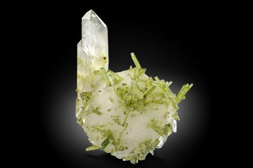 Pollucite with Tourmaline (Group), Quartz and Orthoclase<br />Chhappu, Distrito Shigar, Gilgit-Baltistan (Áreas del Norte), Paquistán<br />15.5 x 16.5 x 13.5 cm / main crystal: 11.8 cm.<br /> (Author: MIM Museum)