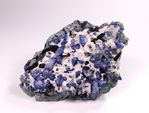 Benitoite, Neptunite, Natrolite<br />Mina California State Gem (Benitoite Gem Mine), Zona San Benito River headwaters, Pico Santa Rita, Distrito New Idria, Condado San Benito, California, USA<br />120 mm x 90 mm x 25 mm<br /> (Author: Don Lum)