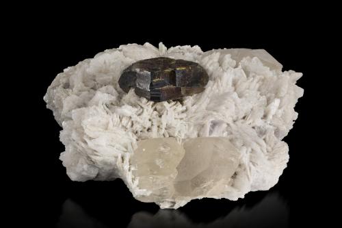 Stibiotantalite on Albite and with Quartz<br />Valle Roundu, Distrito Skardu, Gilgit-Baltistan (Áreas del Norte), Paquistán<br />8 x 7 x 5 cm / main crystal: 2.8 cm.<br /> (Author: MIM Museum)