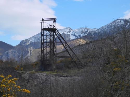 Fig. 1. Castillete del pozo Colás. Mina Delfina. Ortiguero de Cabrales. Asturias. Al fondo la Sierra de Dobros y el macizo de Llerosos. Foto Manuel Echevarría. (Autor: Echevarria)