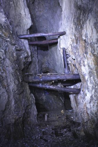 Fig. 5. Hueco que deja atrás el vaciado de un filón con restos de las plataformas sobre las que se ejecutaron los trabajos en realce. Segundo nivel de Mina Delfina. Foto Manuel Echevarría. (Autor: Echevarria)