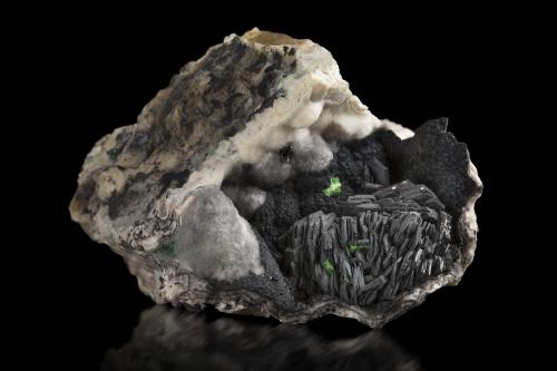 Crednerite and Malachite<br />Cantera Torr Works (Cantera Merehead), Cranmore, Distrito Mendip, Somerset, Suroeste de Inglaterra, Inglaterra / Reino Unido<br />4.5 x 5 x 3.5 cm / main crystal: 0.5 cm<br /> (Author: MIM Museum)