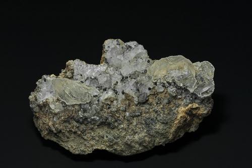 Calcite, Quartz, Ilvaite, Hedenbergite<br />Depósito Tochibora, Mina Kamioka, Hida, Prefectura Gifu, Región Chubu, Isla Honshu, Japón<br />10.0 x 5.4 cm<br /> (Author: am mizunaka)