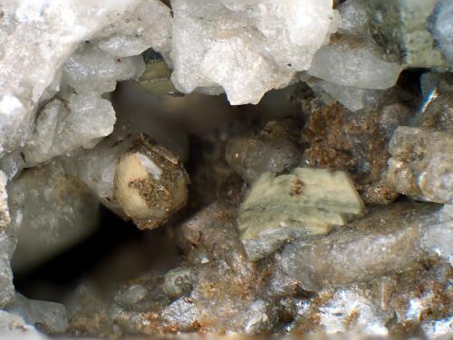 Gaidonnayita, Alicewilsonita-(YCe)<br />Cantera Poudrette, Mont Saint-Hilaire, La Vallée-du-Richelieu RCM, Montérégie, Québec, Canadá<br />Cristales de 3 mm.<br /> (Autor: Antonio P. López)