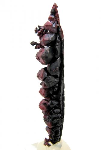 Copper<br />Mina Itauz, Dzhezkazgan, Región Karaganda, Kazajstán<br />63 mm x 10 mm. Major crystal size: 8.5 mm wide - Mass: About 13 g.<br /> (Author: Carles Millan)