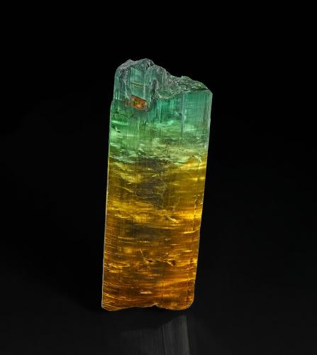 Elbaite<br />Mina Otjua, Otjua Farm 37, Distrito Karibib, Región Erongo, Namibia<br />7.2 x 2.3 cm<br /> (Author: am mizunaka)