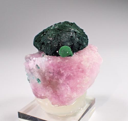 Malachite, Calcite (variety cobalt-bearing), Chrysocolla<br />Mina Kolwezi, Distrito Kolwezi, Lualaba, Cinturón de cobre de Katanga, Katanga (Shaba), República Democrática del Congo (Zaire)<br />40 mm x 40 mm x 30 mm<br /> (Author: Don Lum)