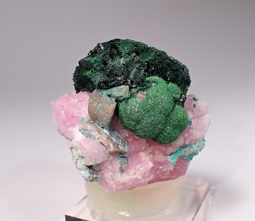 Malachite, Calcite (variety cobalt-bearing), Chrysocolla<br />Mina Kolwezi, Distrito Kolwezi, Lualaba, Cinturón de cobre de Katanga, Katanga (Shaba), República Democrática del Congo (Zaire)<br />40 mm x 40 mm x 30 mm<br /> (Author: Don Lum)