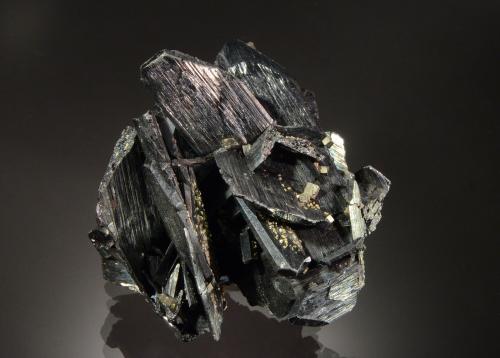 Ferberite and Pyrite<br />Kara-Oba, Desierto Betpak-Dala (Bet-Pak-Dala), Región Karaganda, Kazajstán<br />7.5 x 6.3 cm<br /> (Author: Michael Shaw)