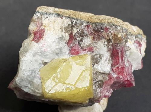 Rhodizite, Rubellite<br />Pegmatita Antandrokomby, Valle Manandona, Valle Sahatany (Mt. Ibity), Región Vakinankaratra, Provincia Antananarivo, Madagascar<br />3 x 3 cm<br /> (Author: Volkmar Stingl)