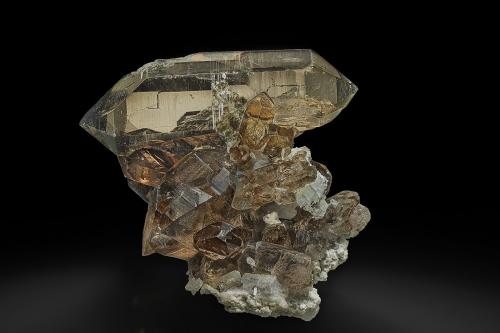 Quartz (variety smoky quartz)<br />Glaciar Triolet, Valle Ferret, Macizo Les Grandes Jorasses, Courmayeur, Valle de Aosta (Val d'Aosta), Italia<br />10.1 x 9.3 x 5.2 cm<br /> (Author: am mizunaka)