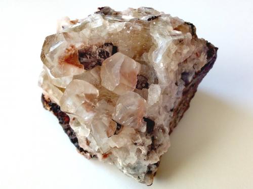 Calcite with Hematite<br />Mina Willi Agatz, nivel 180, galería 830c, zona minera Gittersee, Bannewitz, Distrito Sächsische Schweiz-Osterzgebirge, Sajonia/Sachsen, Alemania<br />5 x 4,5 cm<br /> (Author: vandendriesschen)