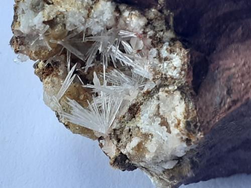 Aragonite, Magnesite, Quartz<br />Mühlbachgraben, Fieberbrunn, Distrito Kitzbühel, Tirol Norte, Tirol, Austria<br />FoV ca. 2 x 1,5 cm<br /> (Author: Volkmar Stingl)