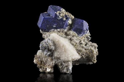 Lazurite with Calcite<br />Sar-e Sang, Valle Koksha, Distritos Khash & Kuran Wa Munjan, Provincia Badakhshan, Afganistán<br />8 x 10 x 7.5 cm / main crystal: 4.1 cm<br /> (Author: MIM Museum)