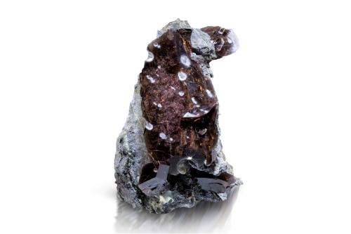 Axinite-(Fe)<br />Monte Puiva, Saranpaul, Khanty-Mansi Okrug, Tyumen Oblast, Rusia<br />14 x 16 x 17 cm / main crystal: 15.5 cm<br /> (Author: MIM Museum)