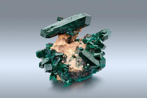 Dioptase<br />Kaokoveld Plateau, Región Kunene, Namibia<br />9.5 x 6 x 7 cm / main crystal: 6 cm.<br /> (Author: MIM Museum)