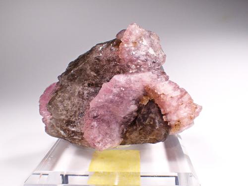 Quartz (variety rose quartz, variety smoky quartz)<br />Parun (Paroon), Distrito Wama (Distrito Vama), Provincia Nuristan, Afganistán<br />90 mm x 63 mm x 65 mm<br /> (Author: Don Lum)