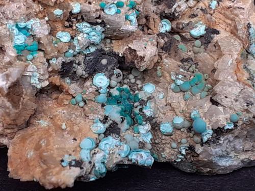 Theisite, Malachite, Dolomite<br />Distrito minero Ringenwechsel, Troi, Distrito Schwaz, Valle Inn, Tirol Norte, Tirol, Austria<br />7,5 x 4 cm<br /> (Author: Volkmar Stingl)