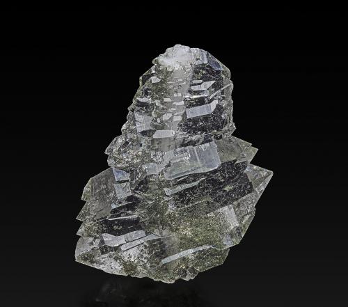 Quartz (variety faden) with Chlorite inclusions<br />Glaciar Lex Blanche, Macizo Monte Bianco (Macizo Mont Blanc), Courmayeur, Valle de Aosta (Val d'Aosta), Italia<br />5.0 x 4.5 cm<br /> (Author: am mizunaka)