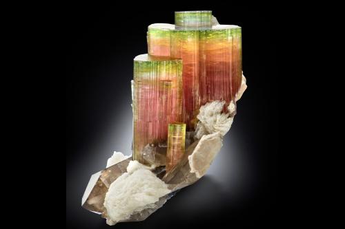 Elbaite with Orthoclase, 'lepidolite', Albite and Quartz (variety smoky)<br />Paprok, Distrito Kamdesh, Provincia Nuristan, Afganistán<br />14.5 x 12 x 16 cm / main crystal: 9.2 cm.<br /> (Author: MIM Museum)