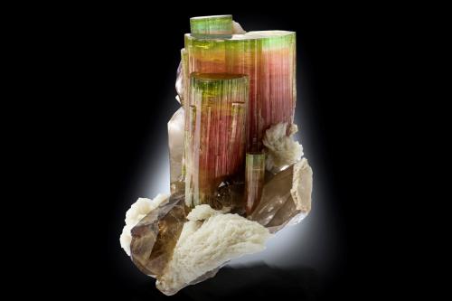 Elbaite with Orthoclase, 'lepidolite', Albite and Quartz (variety smoky)<br />Paprok, Distrito Kamdesh, Provincia Nuristan, Afganistán<br />14.5 x 12 x 16 cm / main crystal: 9.2 cm.<br /> (Author: MIM Museum)